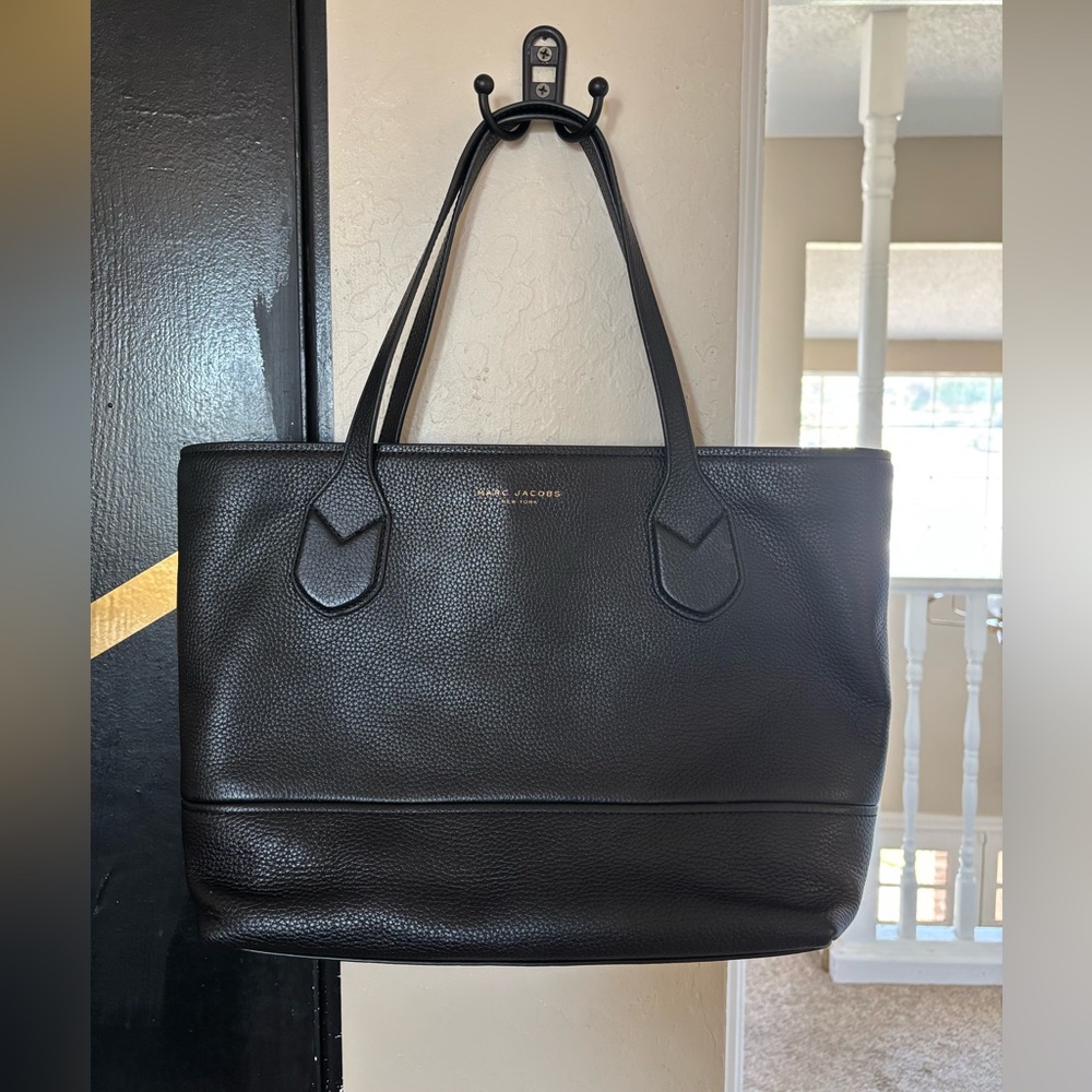 Marc Jacobs Black Leather Tote Bag with Minimalist Design